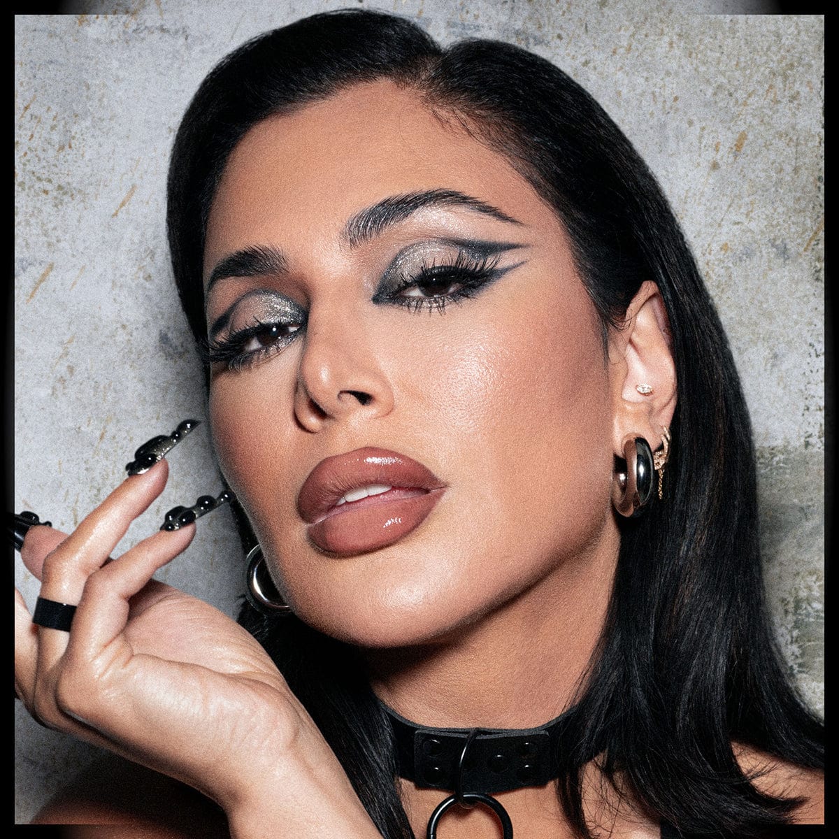 Buy Original Huda Beauty Pretty Grunge Eyeshadow Palette - Online at Best Price in Pakistan Buy Original Huda Beauty Pretty Grunge Eyeshadow Palette - Online at Best Price in Pakistan