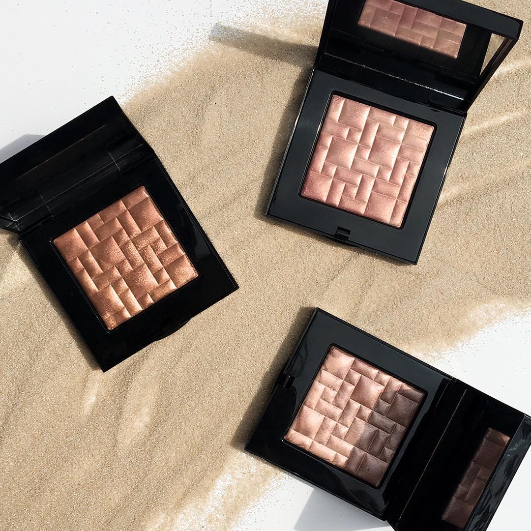 Buy Original Bobbi Brown Highlighting Powder Moon Glow 8g - Online at Best Price in Pakistan