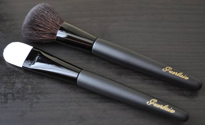 Buy Original Guerlain Travel Brush Duo – Powder & Fluid Foundation Brushes - Online at Best Price in Pakistan